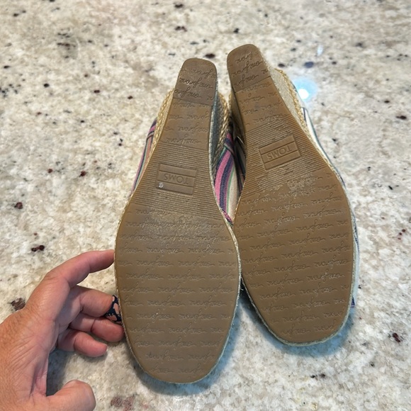 TOMS Women’s Wedge with Peep toes in fun striped pattern. EUC. Size 8. - Picture 3 of 4